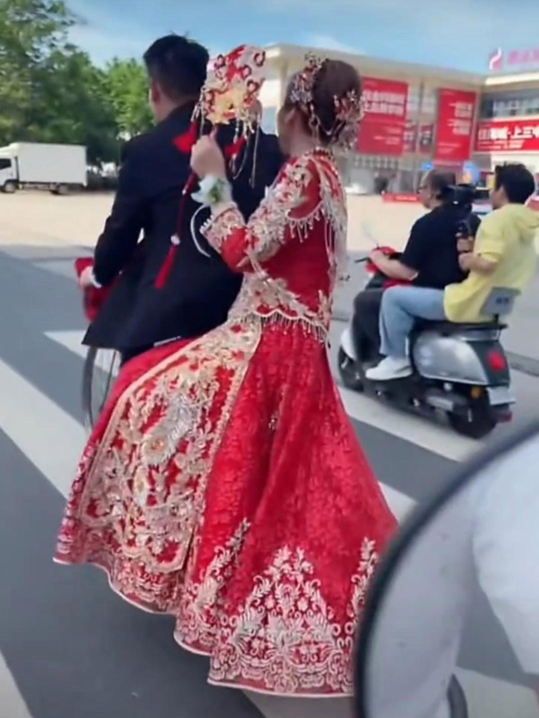 90后新人结婚太通透了新郎骑自行车载新娘