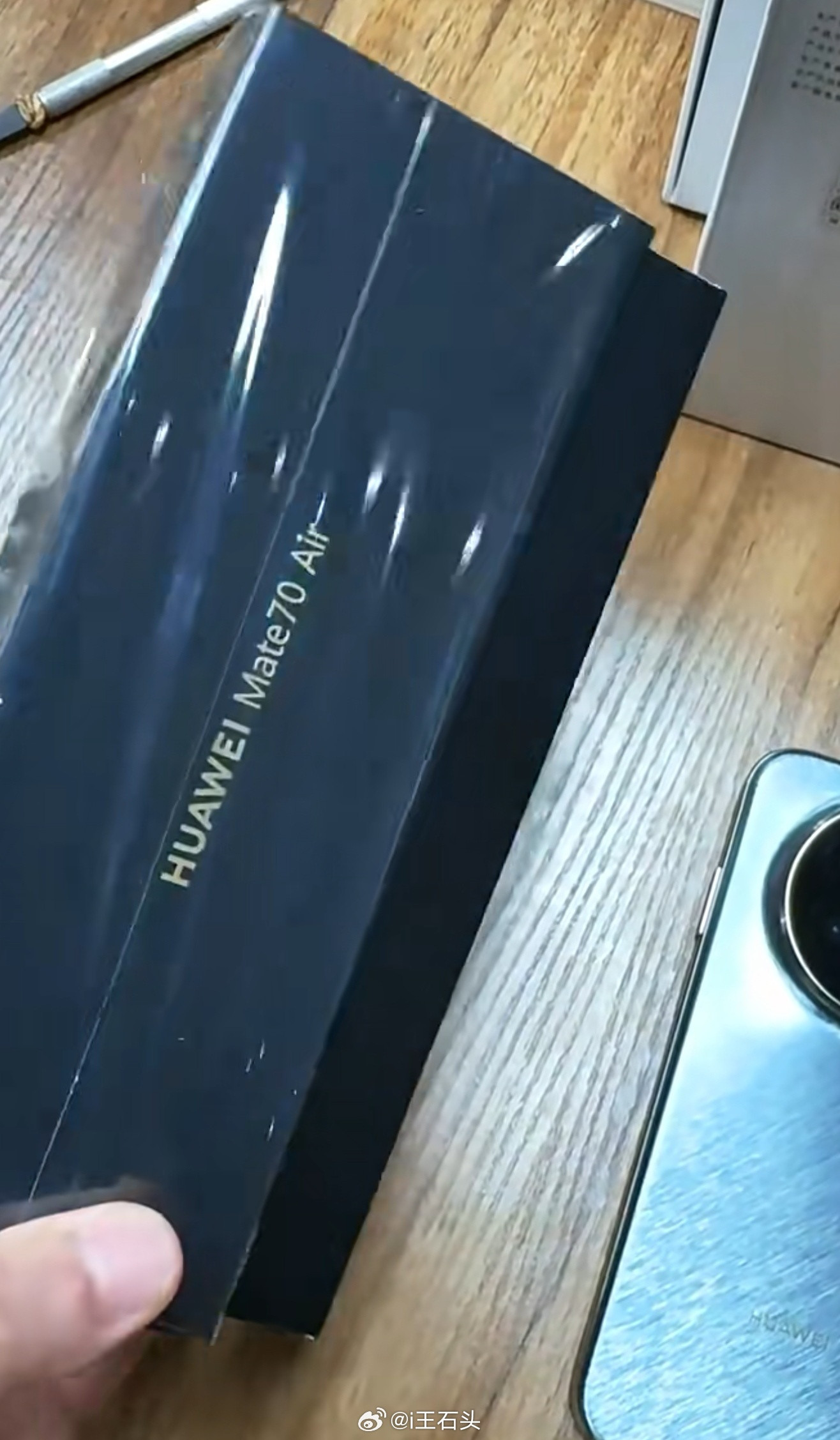 华为Mate70Air越来越多的真机图曝光了，这个样子确实非常薄，手感想必也