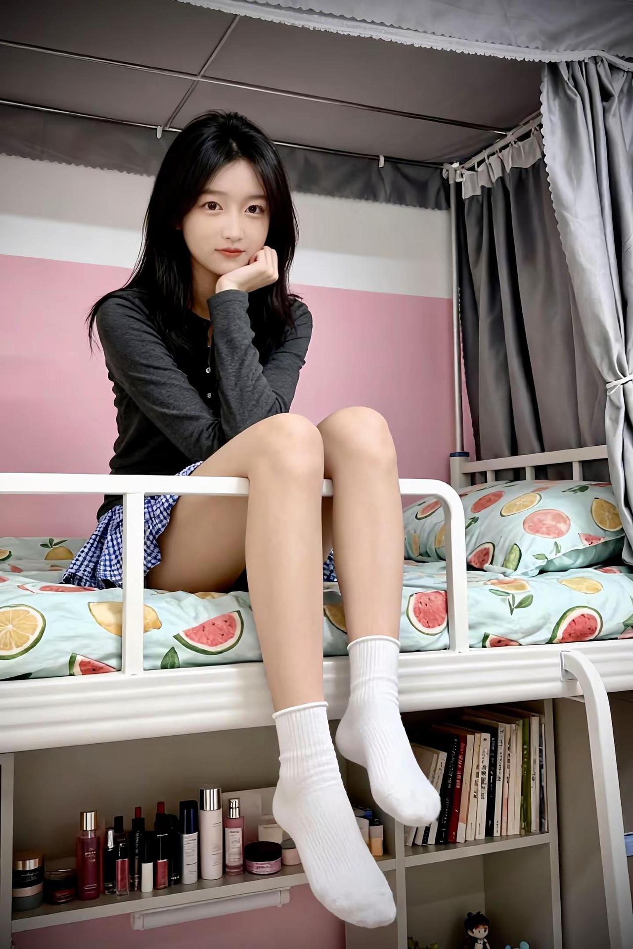 请问，住上铺“豪宅”是什么体验？袜子控腿学生宿舍寝室拍照