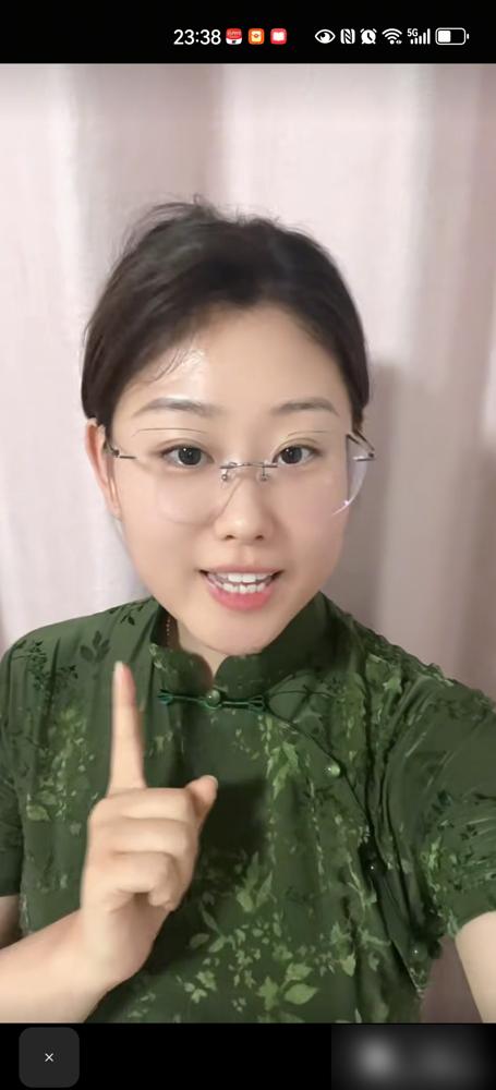 田沛，京剧刀马旦出身，在郭德纲麒麟社没火，转投曹云金听云轩，靠报幕反而火了。