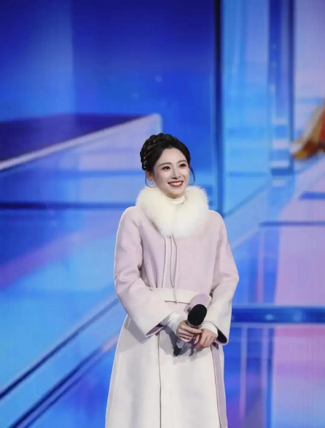 央视打光差1度脸垮2岁马凡舒春晚造型出圈，其实全靠0.3厘米隐形发包。央视