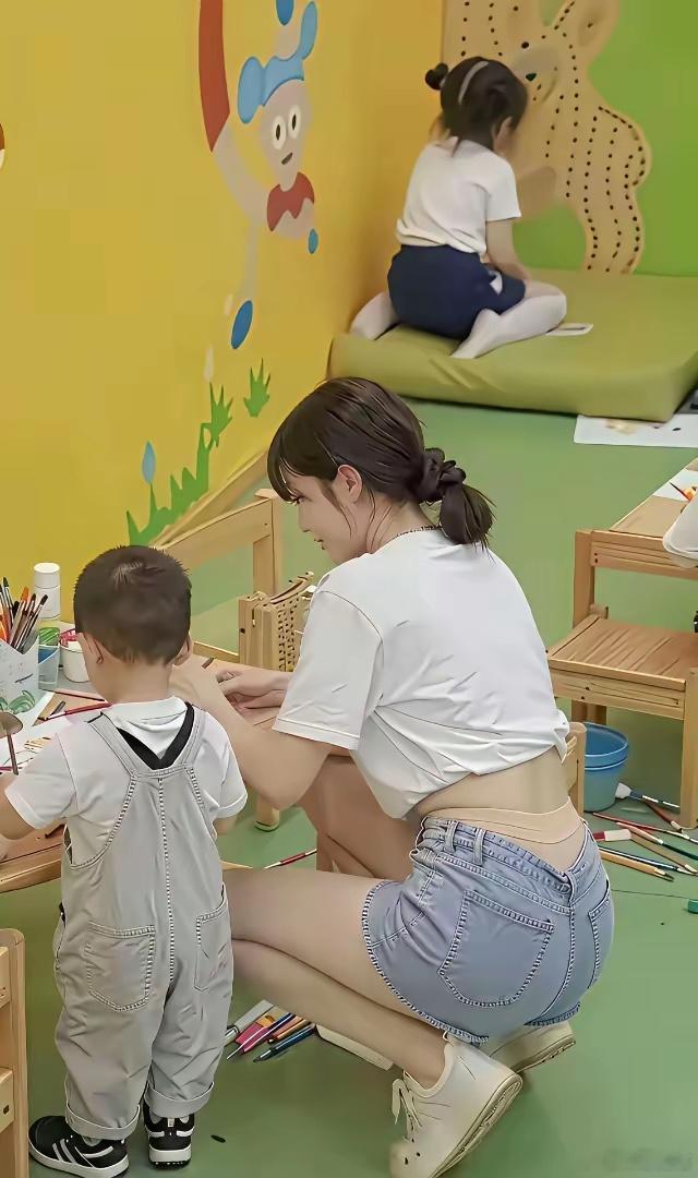 幼儿园老师就是认真负责啊！