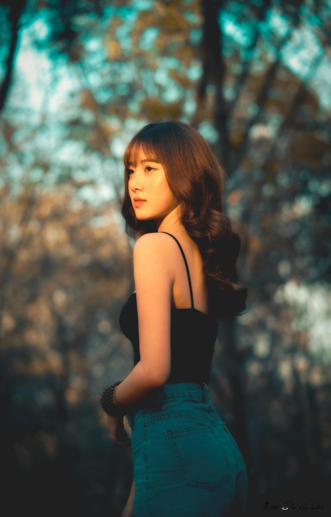 阳光下的少女，自然与优雅的完美结合。