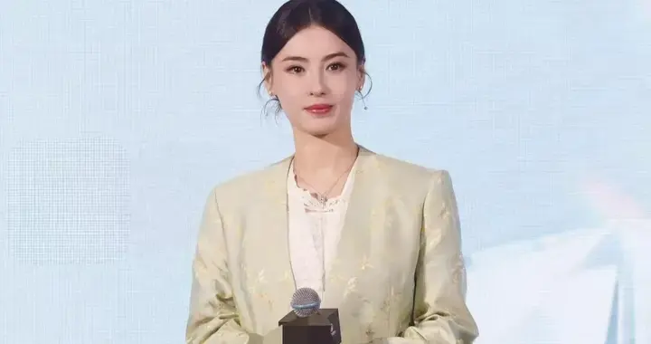 张柏芝惊艳亮相！提花西装内搭新中式套装，诠释高级优雅气质