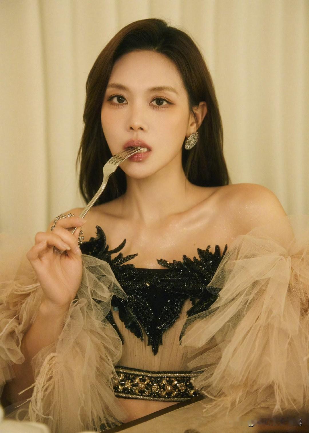 王霏霏文化交流之夜​​​分享一下你的穿搭什么样的女生称得上是美女?