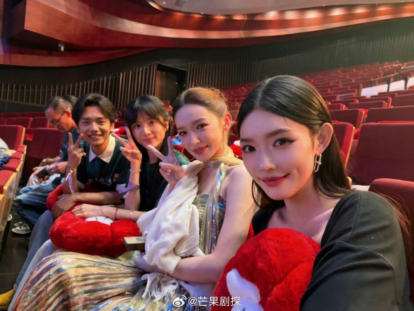 程潇连续两天在活动中求工作程潇合照里没发孙怡程潇也在活动中求职了，看来真的有用