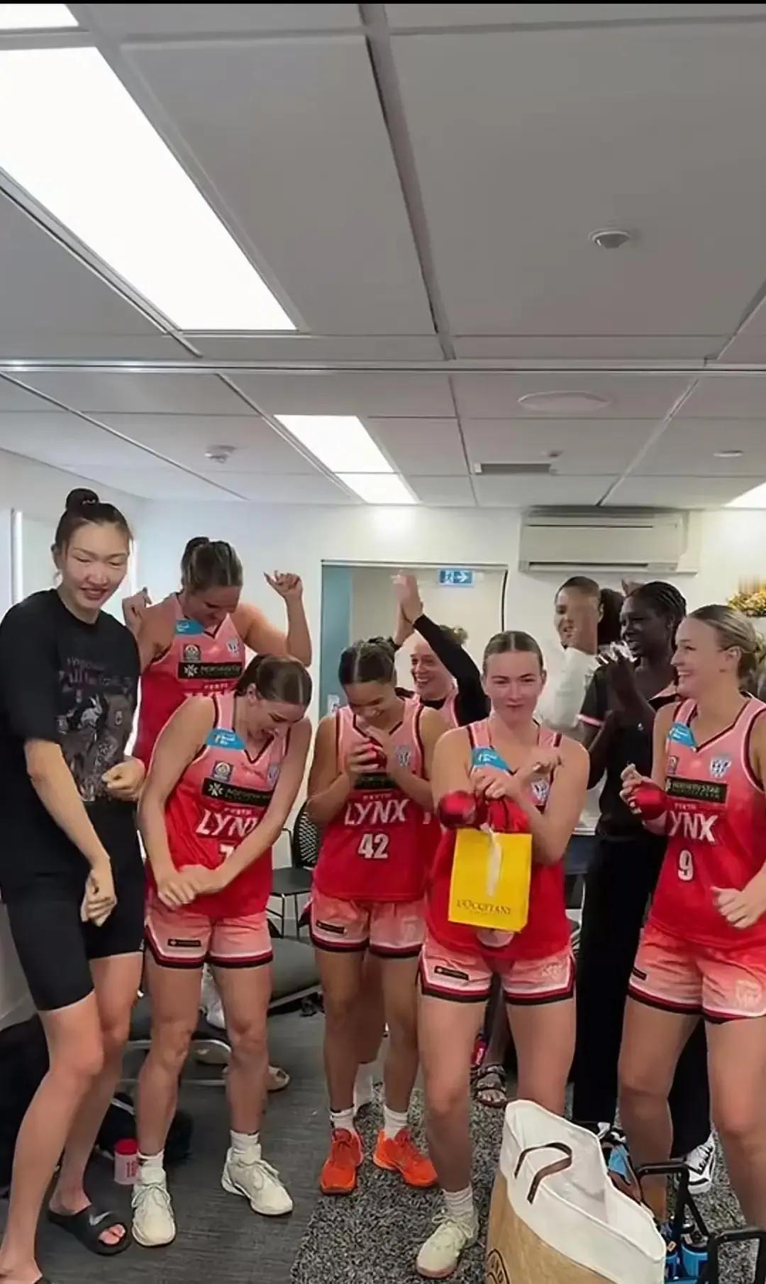 场均5.8分钟到12.4分钟，她只用一碗火锅搞定。自由人队更衣室最近流行一