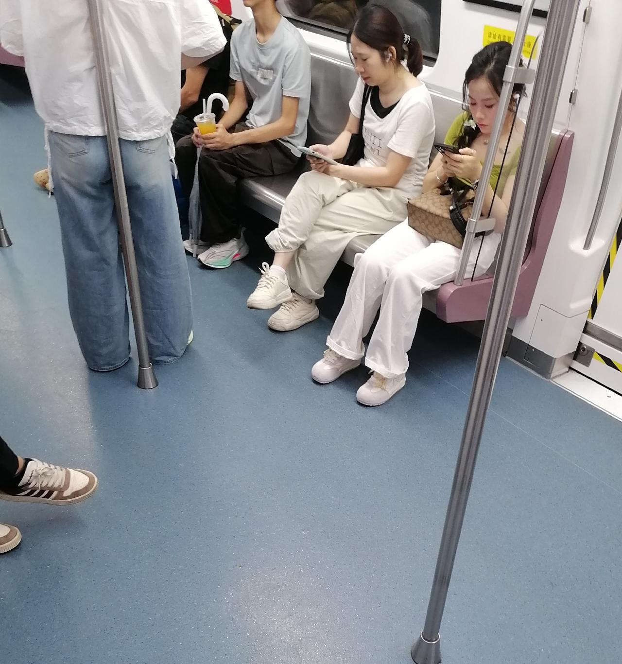突然觉得，纹身的女人也蛮可爱的。她皮肤超好。