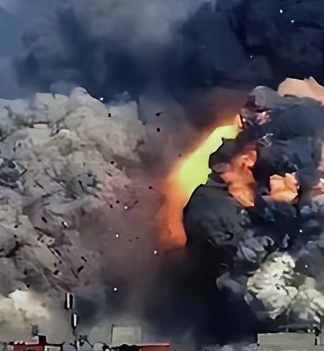 以色列南部内盖夫工业区遇袭，火光冲天，黑烟滚滚，场面骇人。这次袭击，无疑是对以色