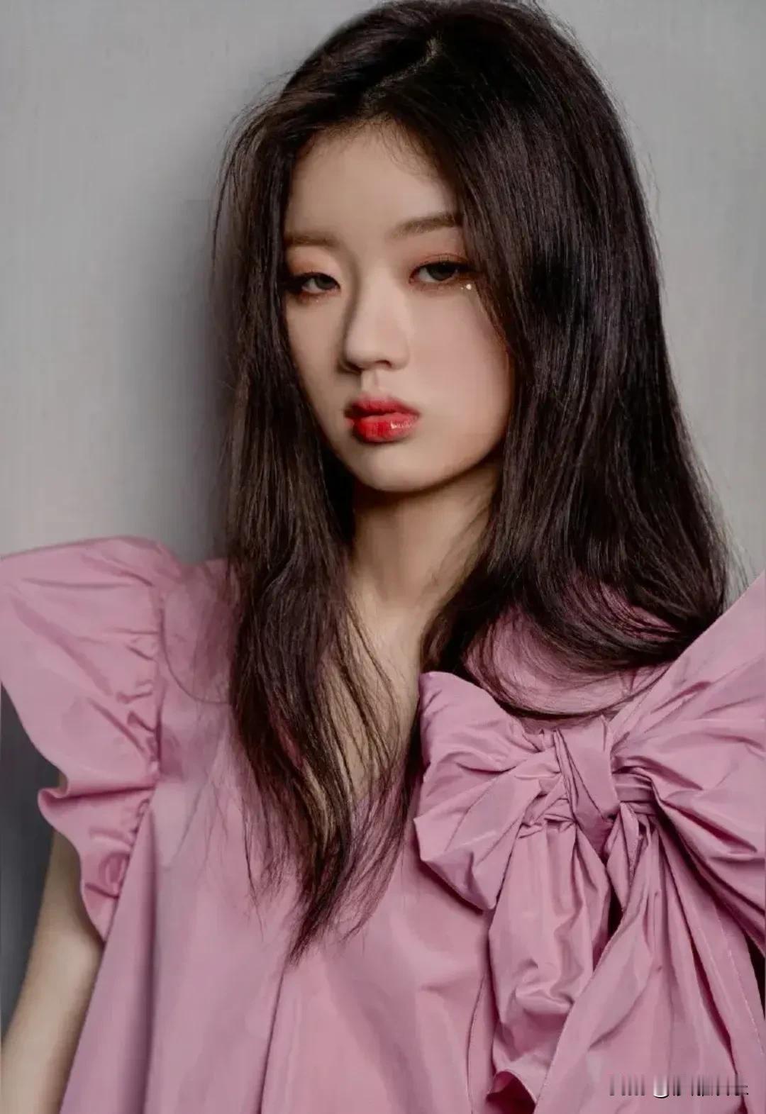 单依纯，难掩悲伤！3月17日，一向低调的单依纯突然冲上热搜第一。不是因为新歌