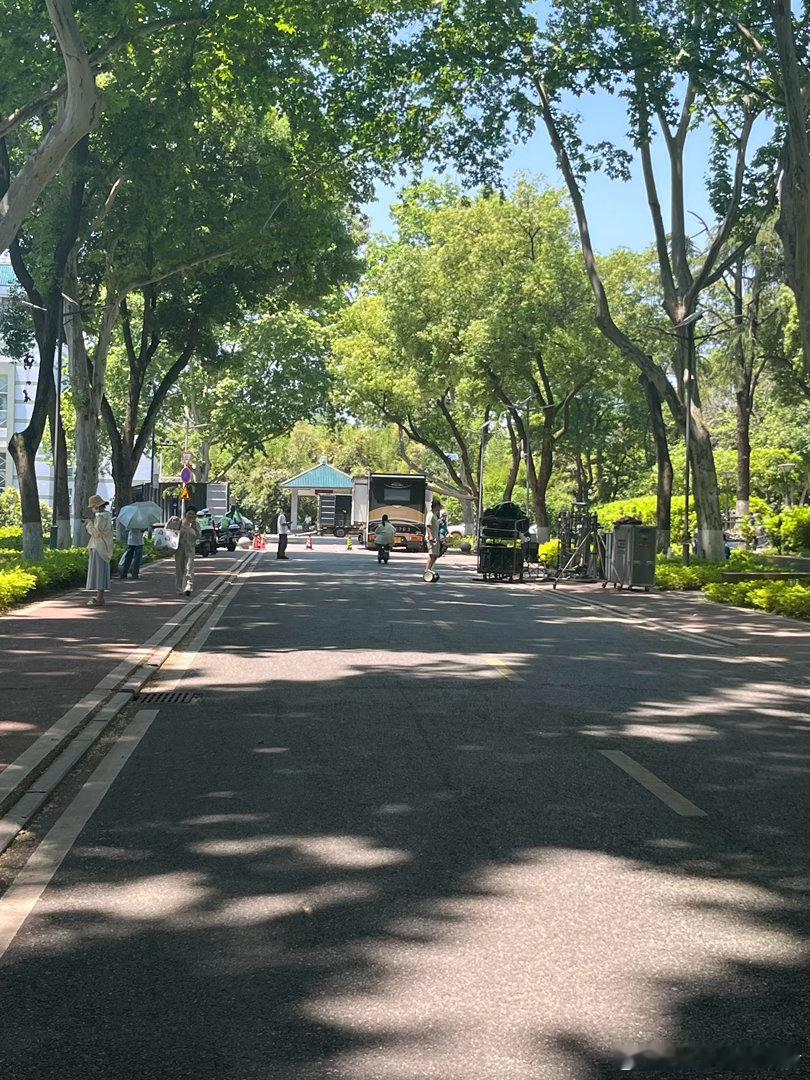 路过文淇的衣柜路过这个词用得太妙了，好像真的在街角撞见了她的衣柜。想探头看一