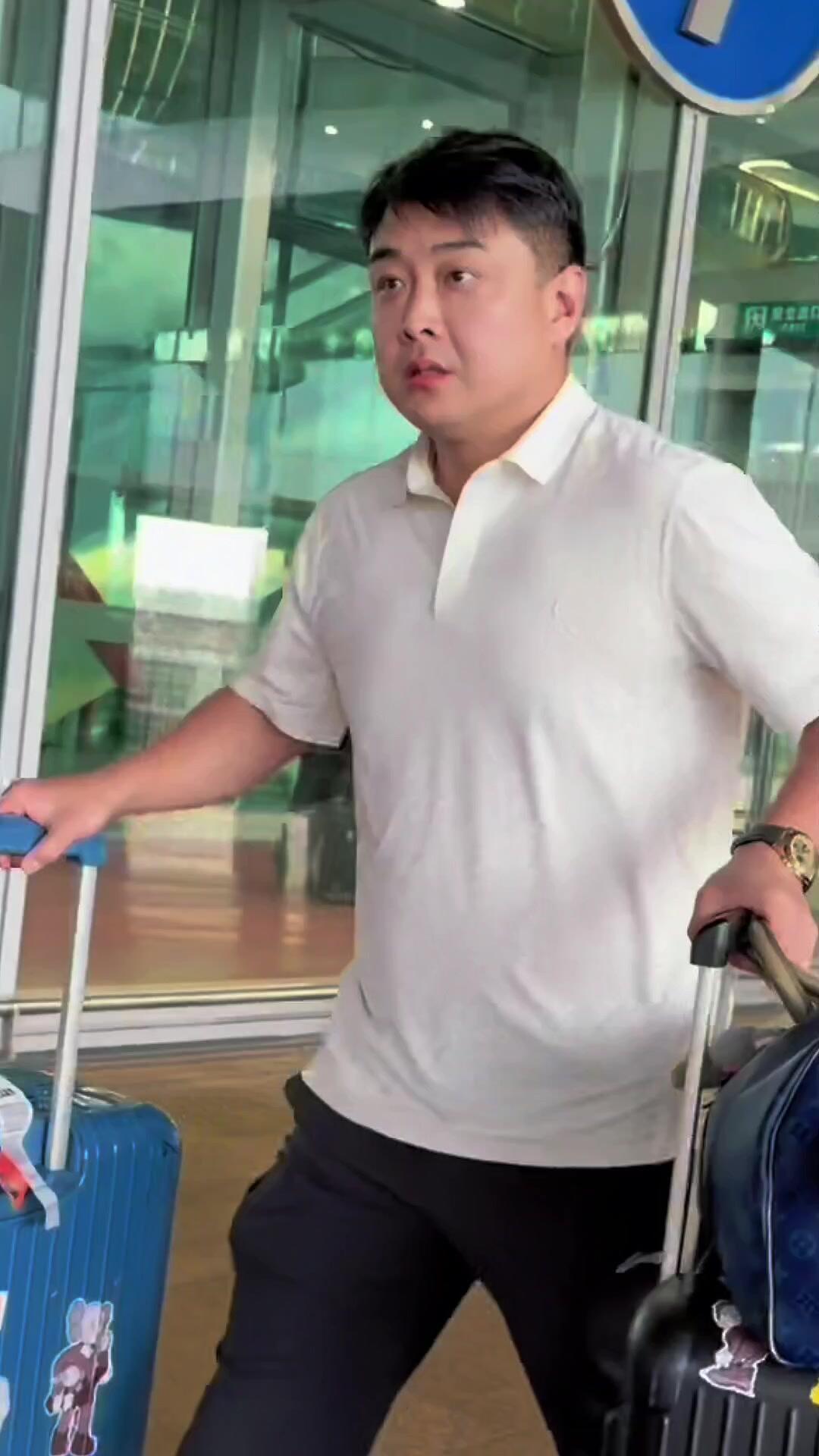 都回来了，王皓带队，白色的短袖真好看，成熟男人的标配，回来就好好休息一下！失败