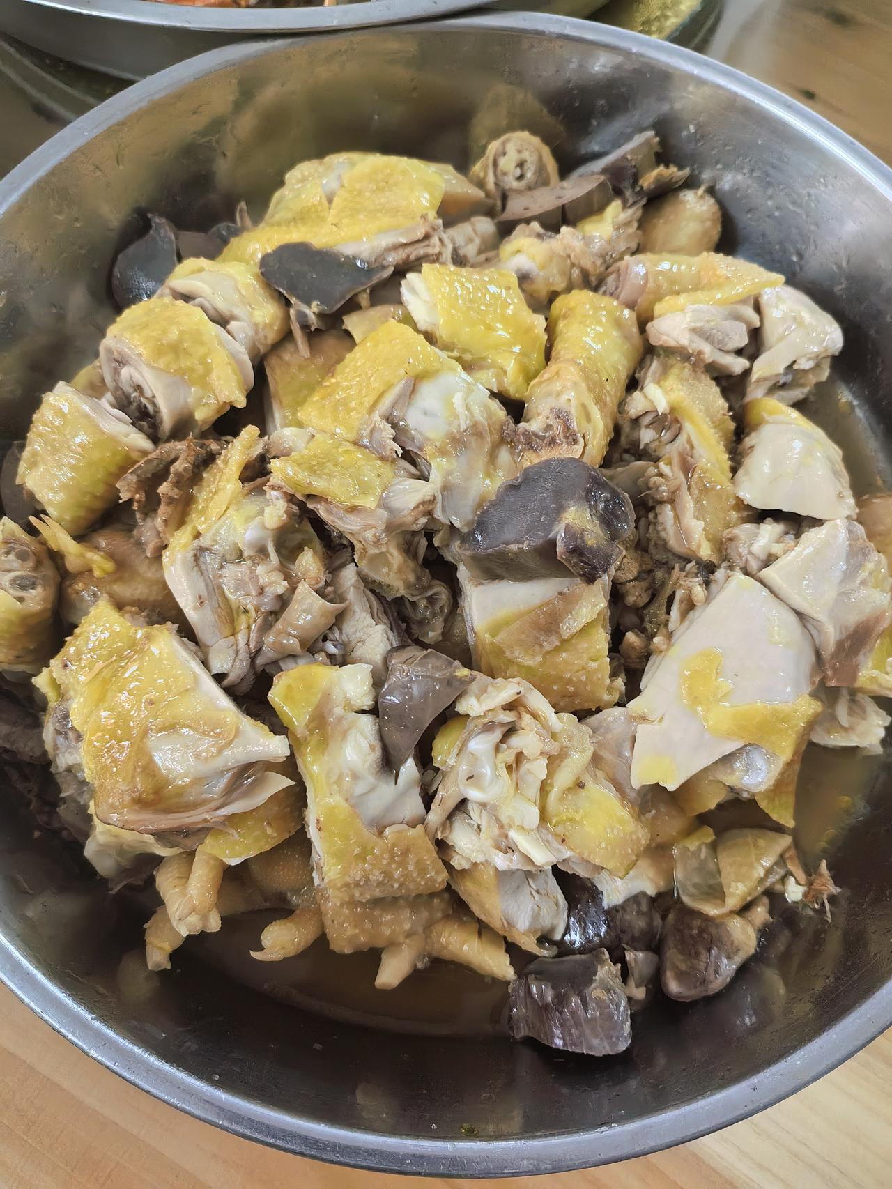 大哥有朋自远方来，决定在家里招待他们，并早早就准备好食材。但掌勺的他弟弟，也就是