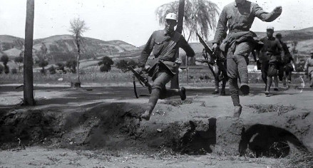 1941年，八路军386旅的一位炊事员去河边挑水。眼前的地上出现很多“奇怪”的脚