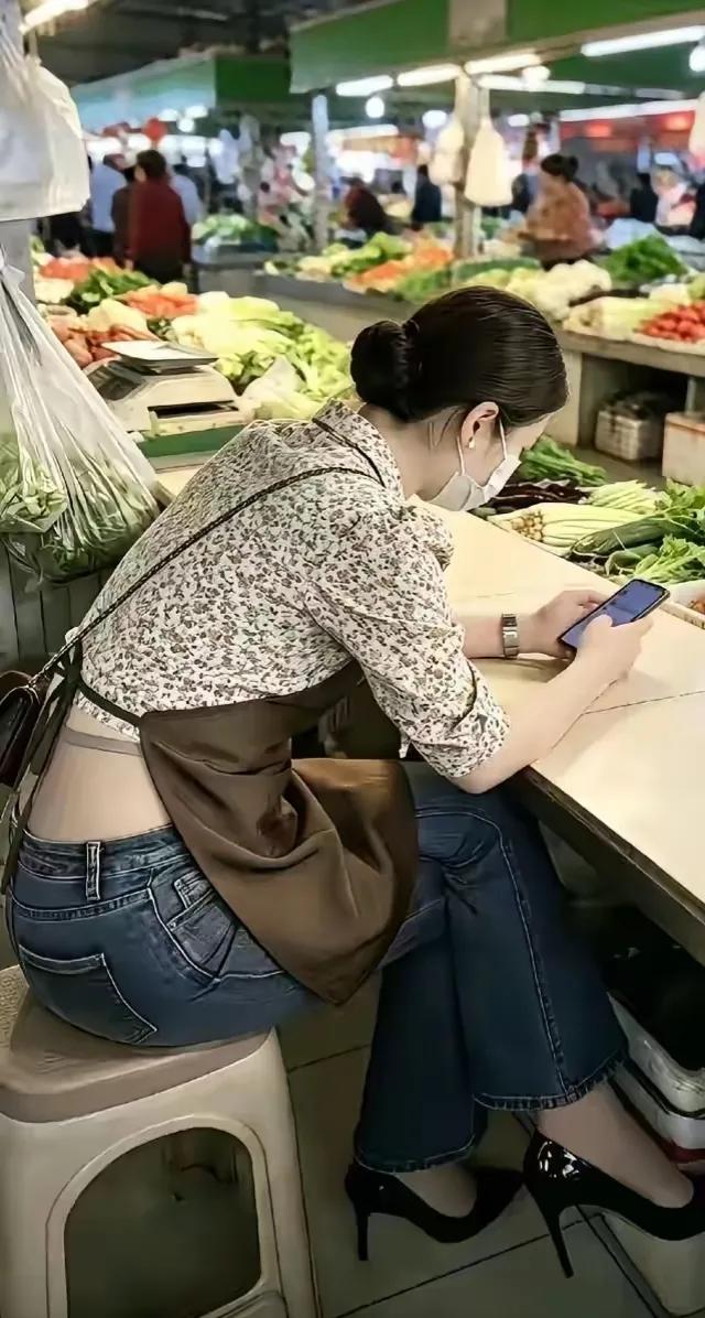在菜市场买菜，发现了一个熟人在卖菜，一开始还不敢相信，走近了看还真的是她。这是我