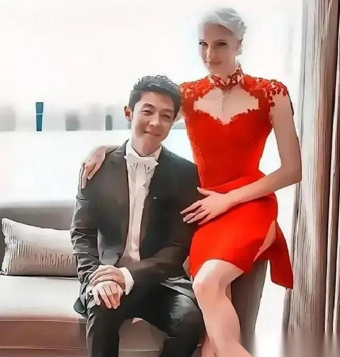 八年前，亿万豪门千金李白执意要嫁给撒贝宁，而与父亲决裂，八年后，李白终于明白，自