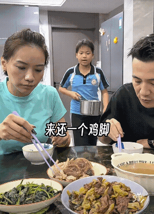 这女儿长相完美避过了优点!但搞笑是认真的！[捂脸哭]