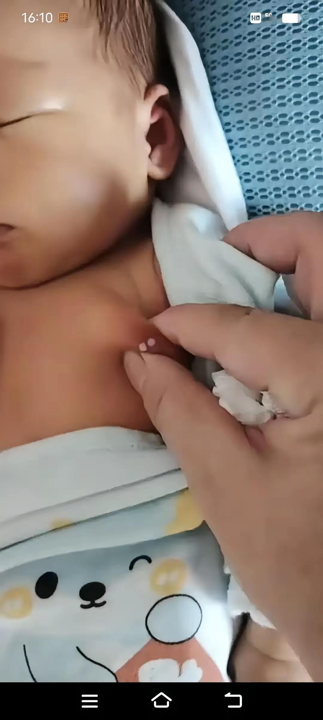 泪目！河南郑州，一家人刚把满6天的男宝宝从月子里抱出来晒晒窗边的光，奶奶伸手去按