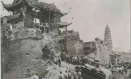 1938年，滕县战役，日军在中国军队的猛烈进攻下狼狈逃窜，战场上火光冲天，烈焰熊