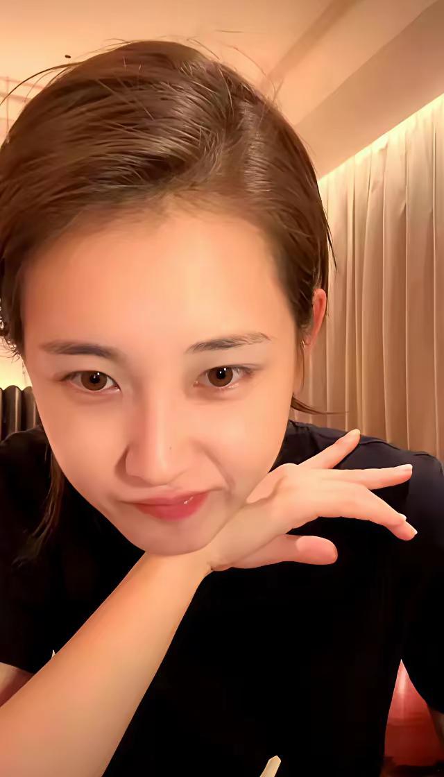 郭宇欣直播一句话，炸了全网。弹幕问她怕不怕刘萧旭女友吃醋，她没笑，没躲，直接说：