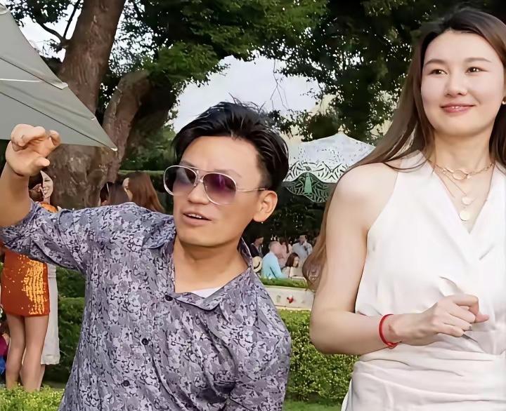 很多细节，事后回头再看才恍然大悟。回看旧画面，马蓉当时的神情其实早已流露异