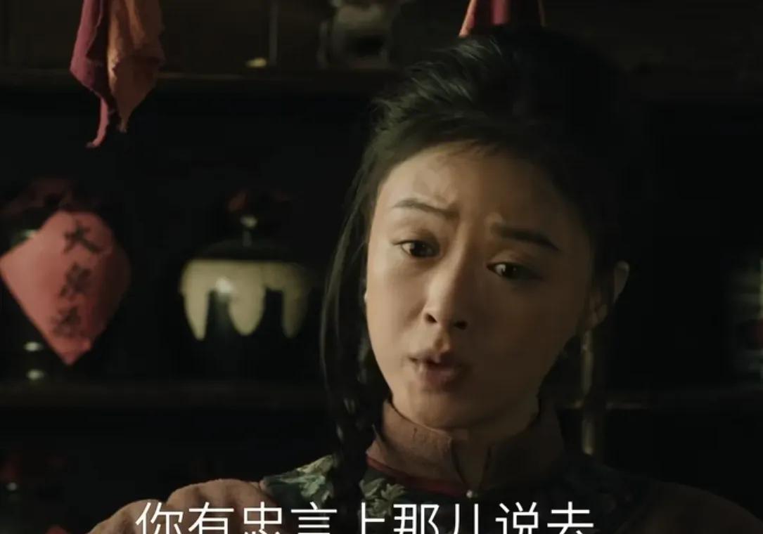 《归队》最新剧情预告：高云虎和万福庆赶到八棵松树下，万福庆盯着树皮上歪歪扭扭的刻
