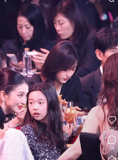 我最看不懂的人，就是董璇了。爱奇艺尖叫之夜在澳门开场，杨幂、白鹿等一大波顶流轮