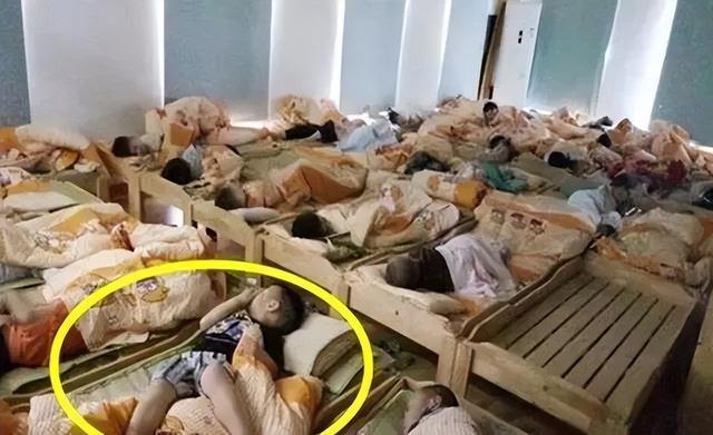 幼儿园老师发孩子午睡照片,遭家长们指责:那么多学费,白交了吗