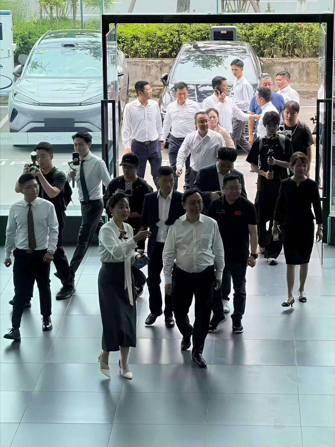 比亚迪王传福来四川新港了，迪吹和老板娘陪同