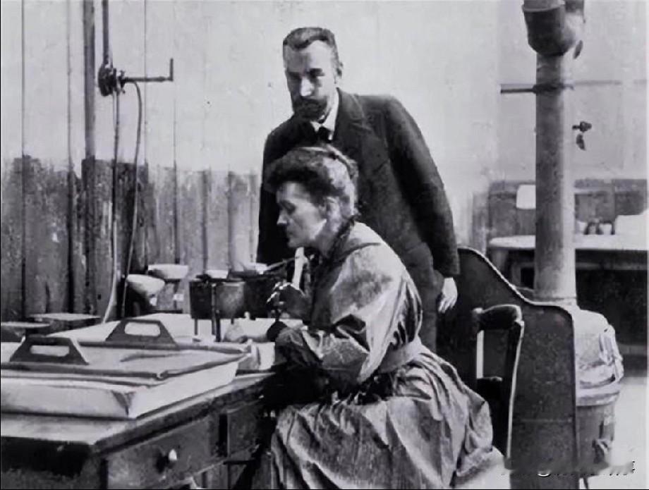 1910年，44岁风韵犹存的居里夫人起床上课，学生朗之万一把抱住她纤细柔软的腰肢