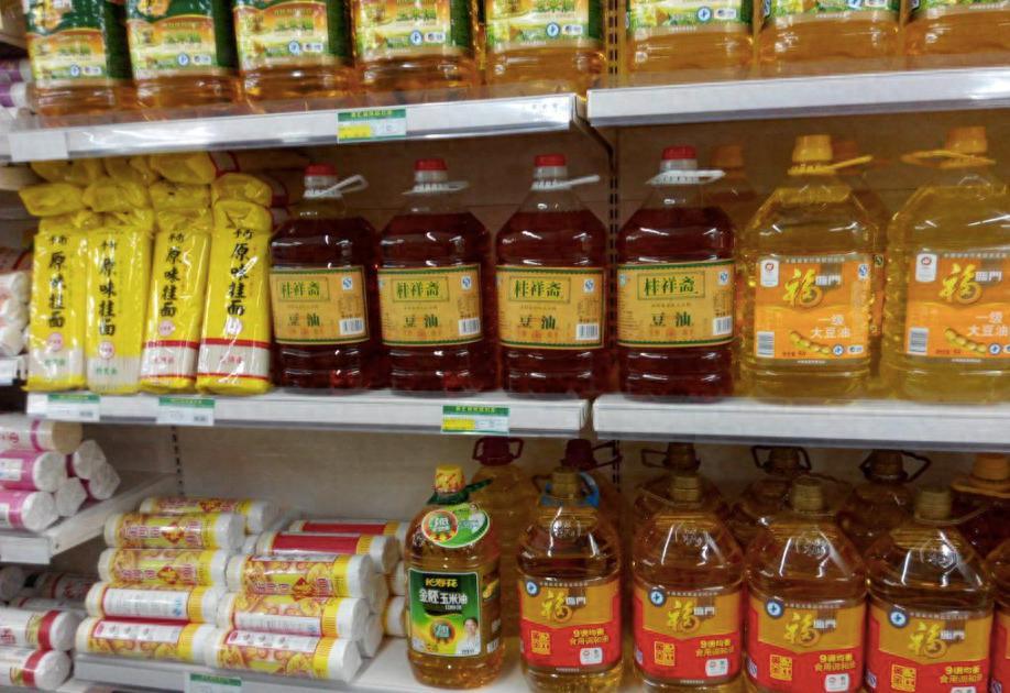 中国买了这么多大豆消化不了怎么办？榨了油卖给印度。 众所周知，我国本土大豆产