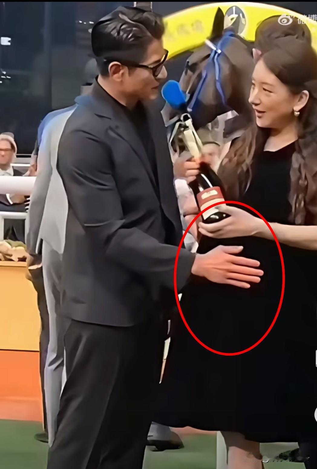 朋友说，看了这么多女明星，她谁都都不羡慕，就羡慕方媛，不是因为方媛嫁给了