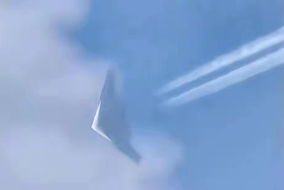 轰20又双叒叕出来刷存在感了[捂脸哭]，小老弟快点出来吧！军迷朋友们可是望眼欲穿了