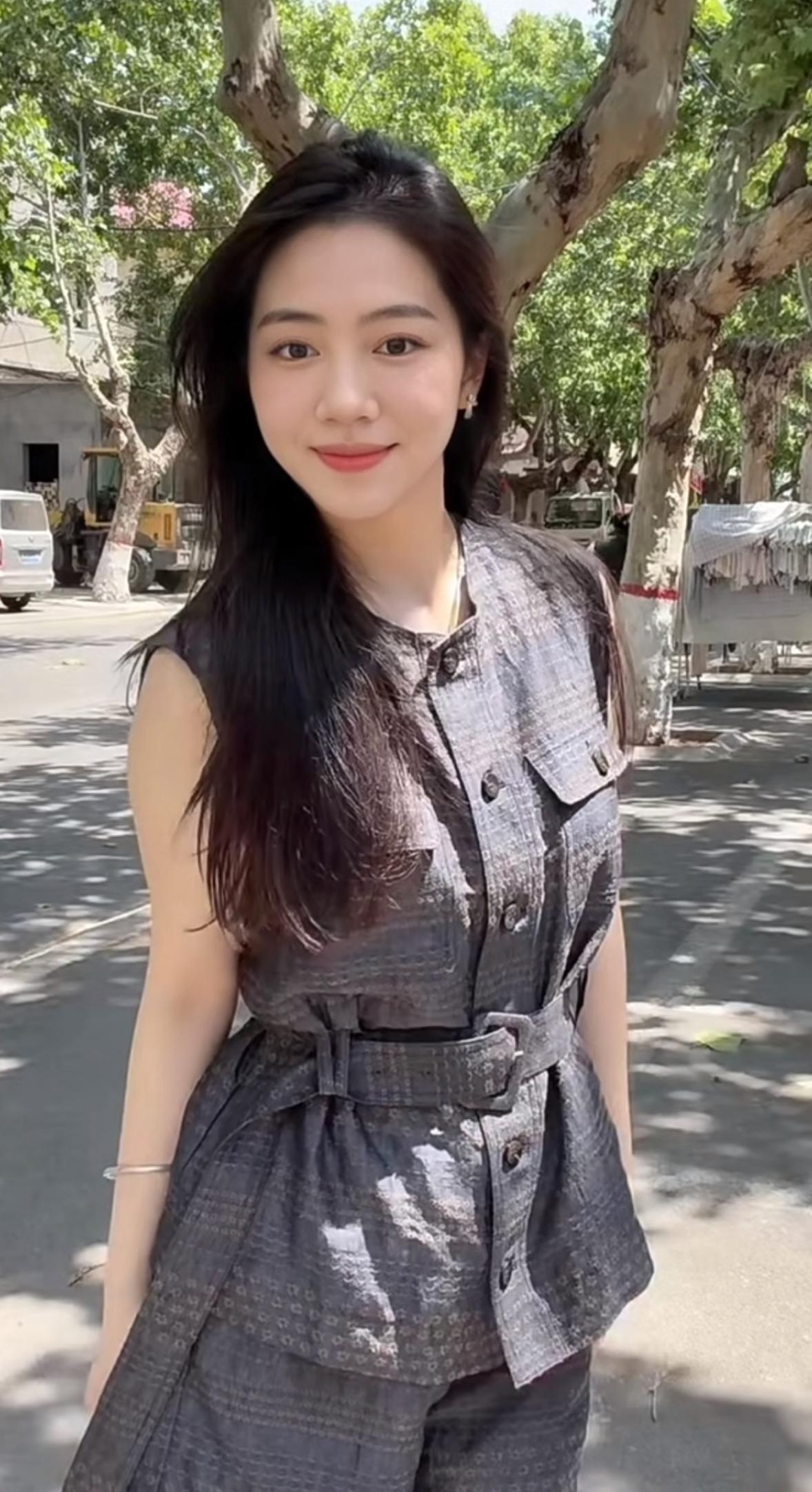 漂亮姐姐在外面玩。