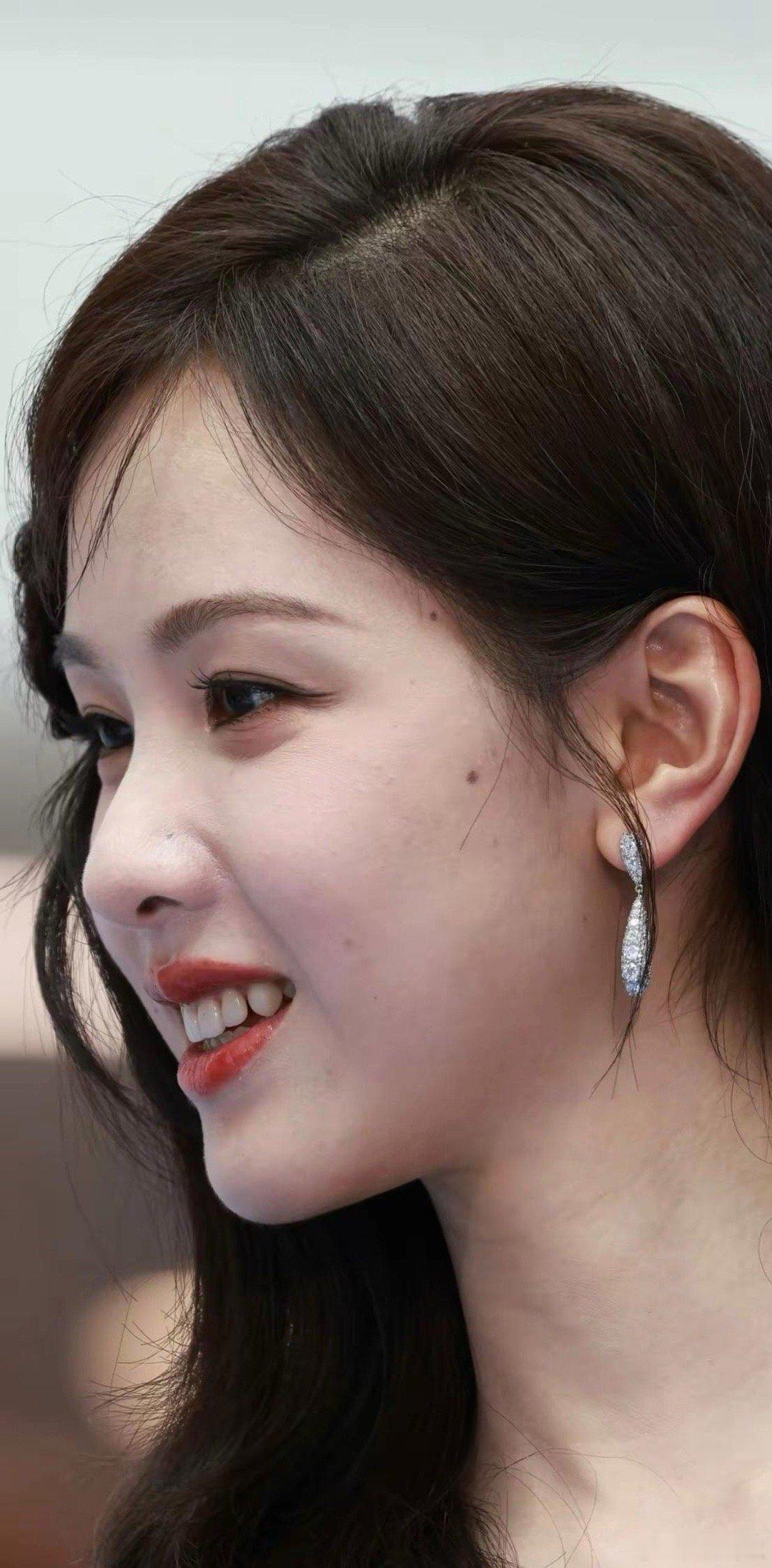 陈都灵这怼脸拍真的太绝了！近距离下才发现她脸上藏着这么多美人痣，不仅没影响颜值，