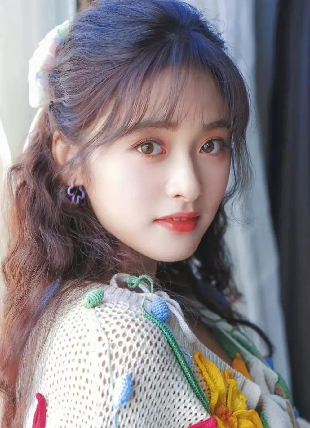 问所有男同胞们，大家觉得谁才符合美女的标准？1.沈月2.王楚然3.张天爱