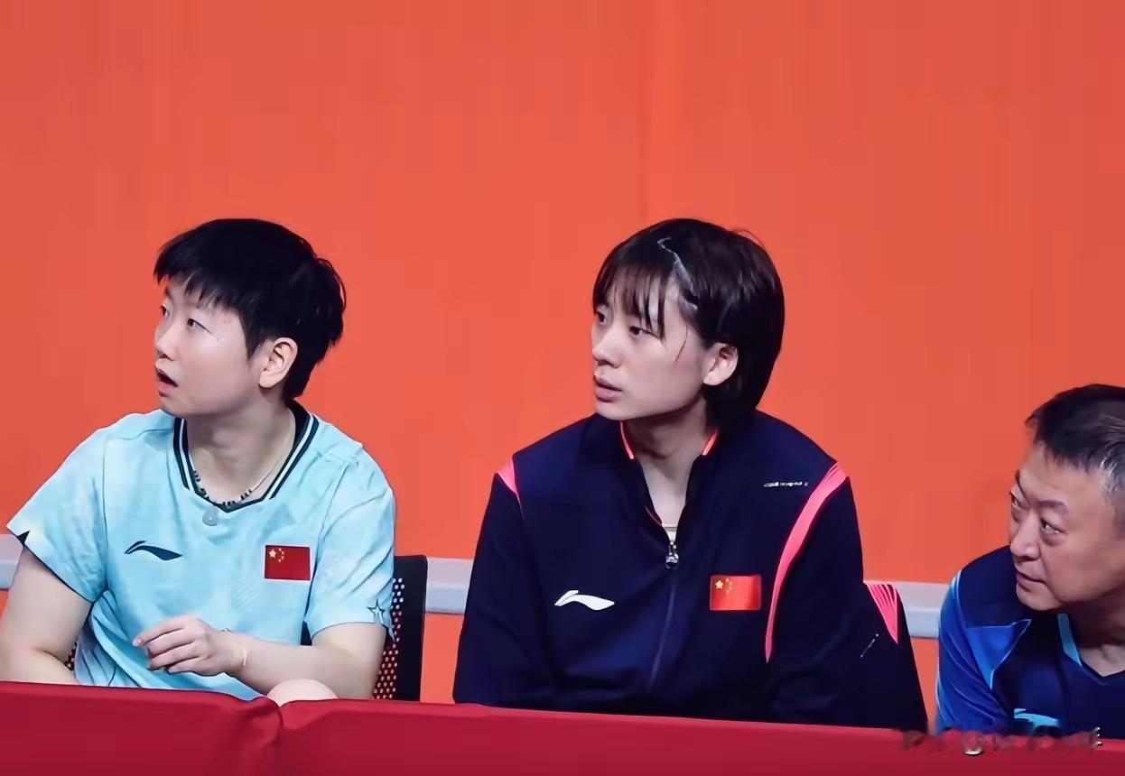 笑不活了！女团跟男团同时开打，女团全都看男团比赛去了，林诗栋比赛时，孙颖莎、