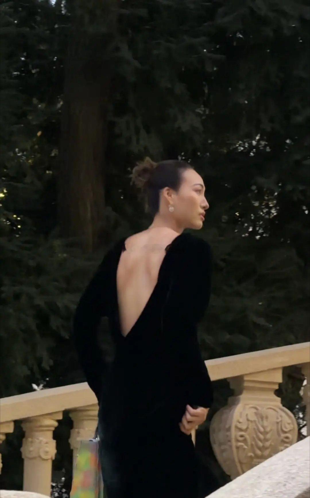 23岁的郑钦文亮相上海Dior活动，大光明发型搭配黑色露背长裙，美得高级，气质爆