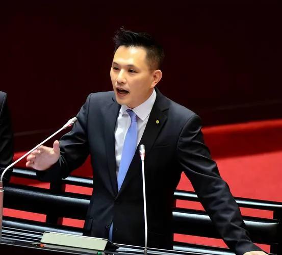 我还是说陈以信，讲的就是一个‘’信‘’，在全代会召开前夕他发声说那‘’朱立伦上郑