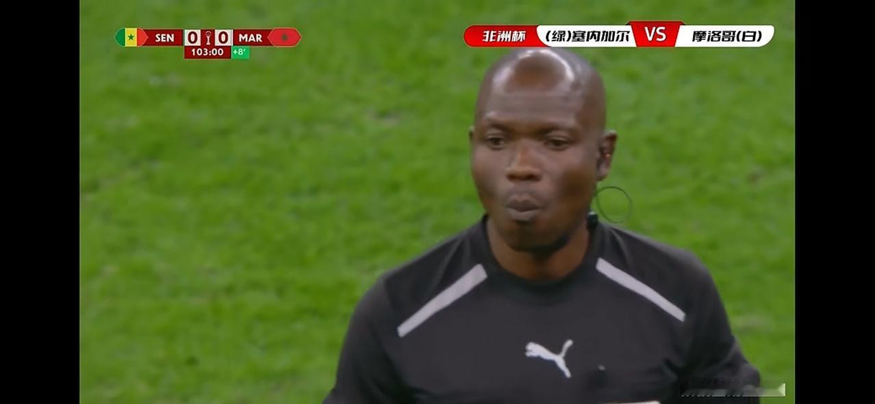 非洲杯决赛还真的创造了史无前例的大笑话，因为摩洛哥是主场，裁判太偏袒摩洛哥，让塞