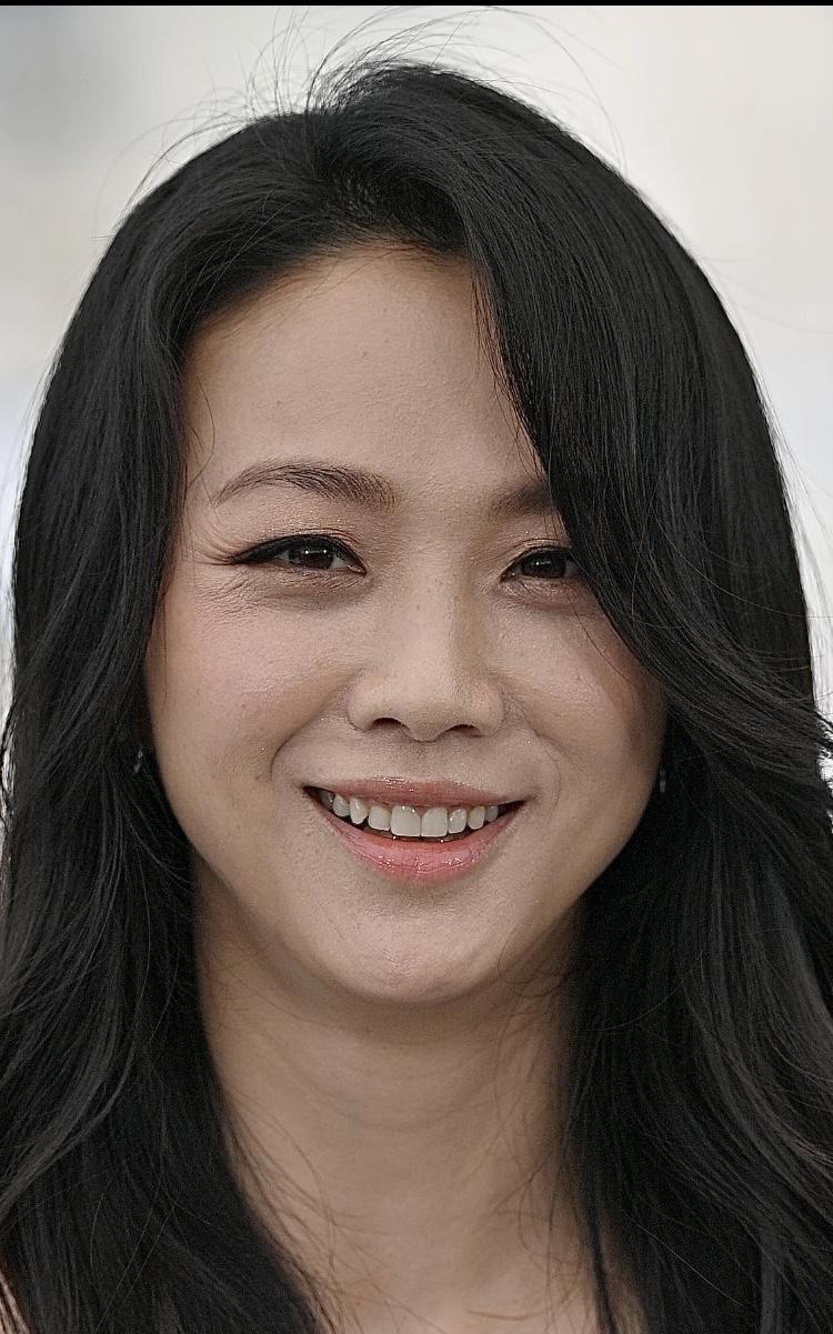 这是汤唯的真实颜值，厚厚的粉底也遮不住她的皱纹，化妆还不如素颜好看！老实说汤唯