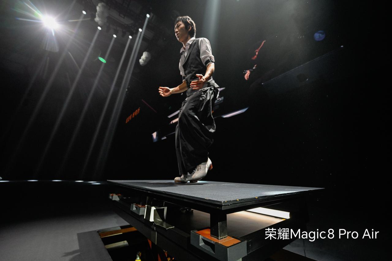 荣耀这是把刀架自己脖子上卷啊！Magic8ProAir直接干到6.1mm+1