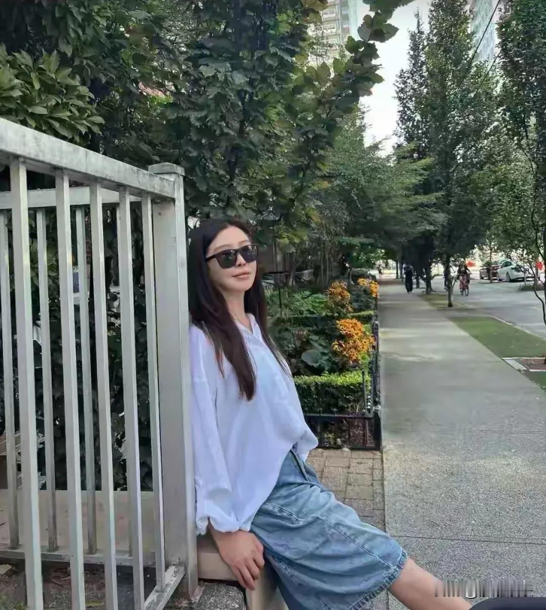 59岁王祖贤生日素颜出镜，网友惊呼比我还自在！昨天她生日，大大方方晒了张素颜