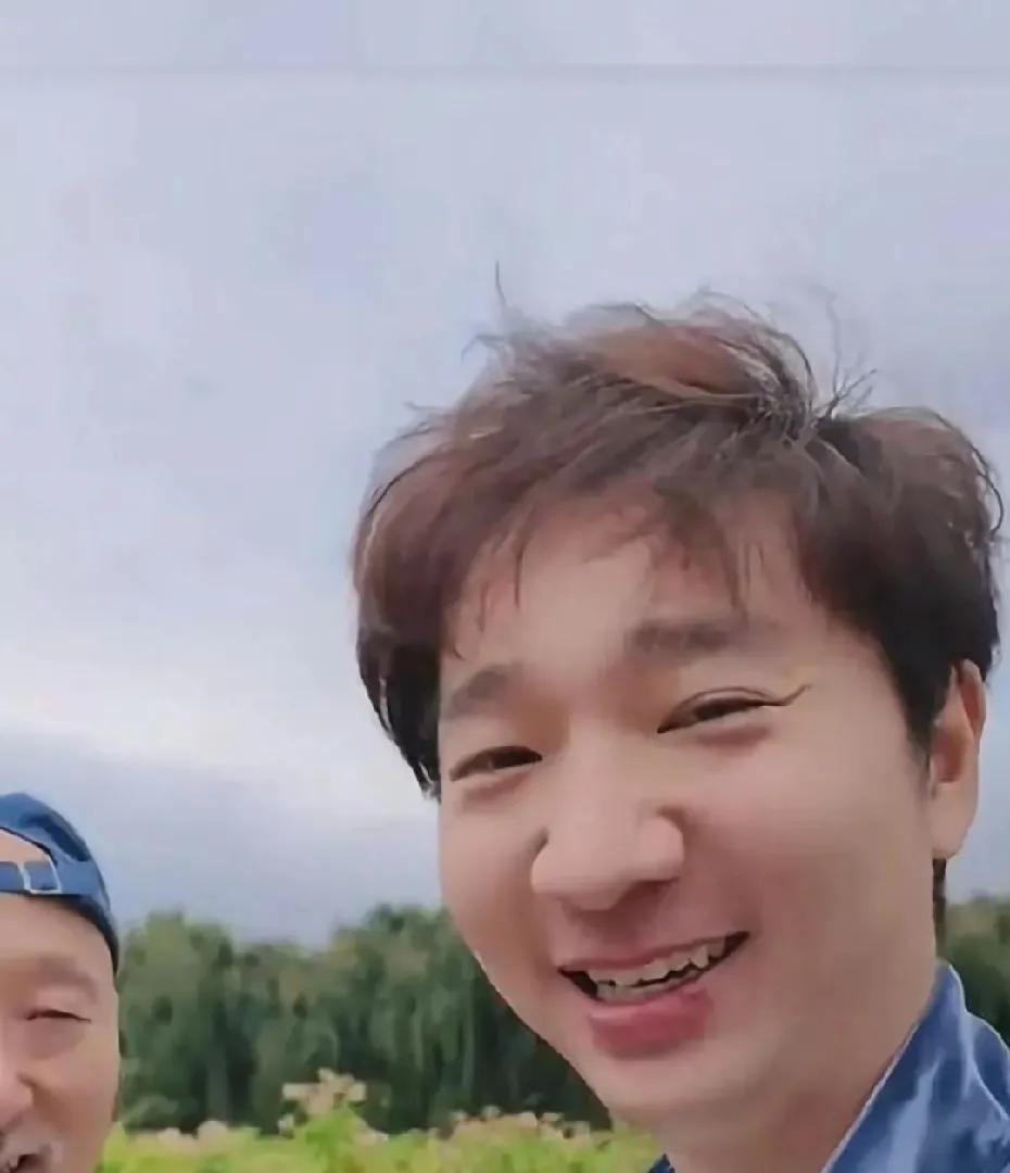 陈佩斯父子俩也太像了，笑起来嘴角的弧度都一样，这基因也太强大了