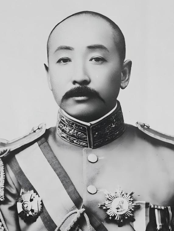 1891年，16岁的张作霖落难乞讨，孙寡妇看中了他，解开衣扣，掏出一块腰牌给他：