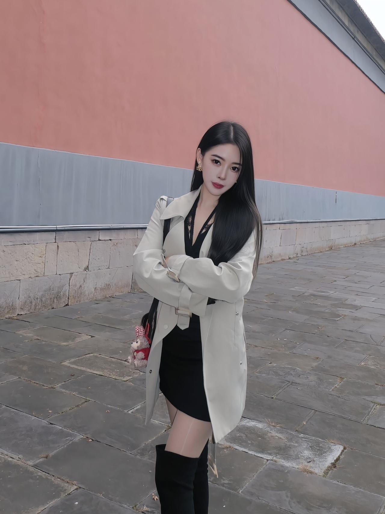 秋日国风打卡穿搭：甜酷感拉满的「新中式混搭」红砖黄瓦的古建前，这身穿搭直接把