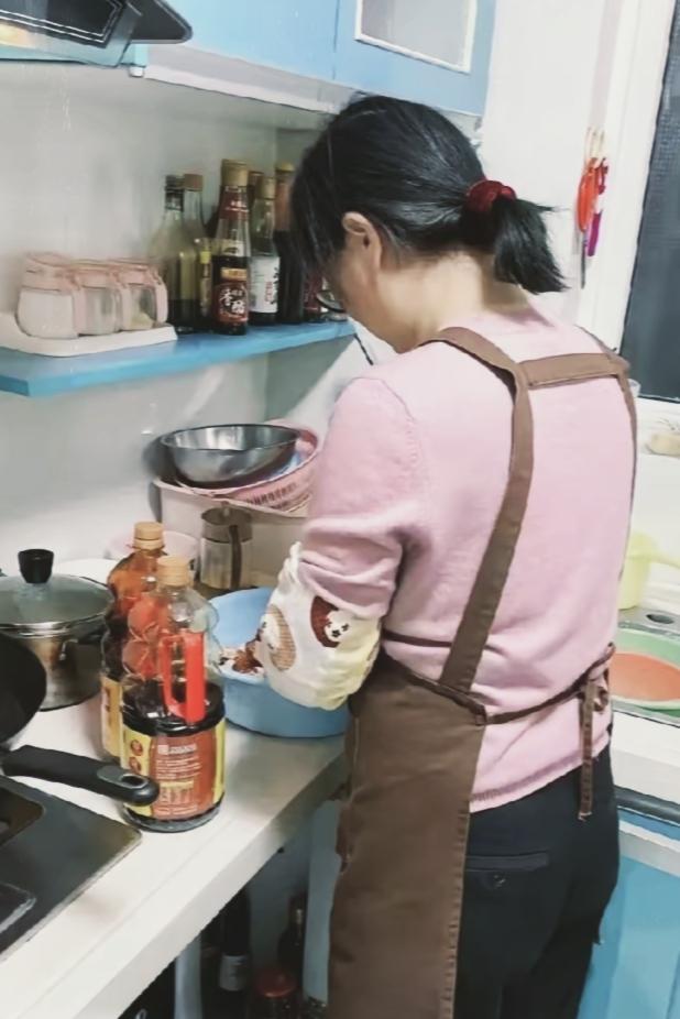 大始姐今年40岁离婚了，一个人没有别的地方去，就搬到了我们家里来住，因为她的亲爹