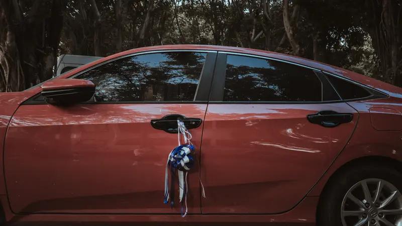 女子拿别人车浇开水测试！玻璃炸裂后回应，网友：缺德还违法！见过自私的，没见过