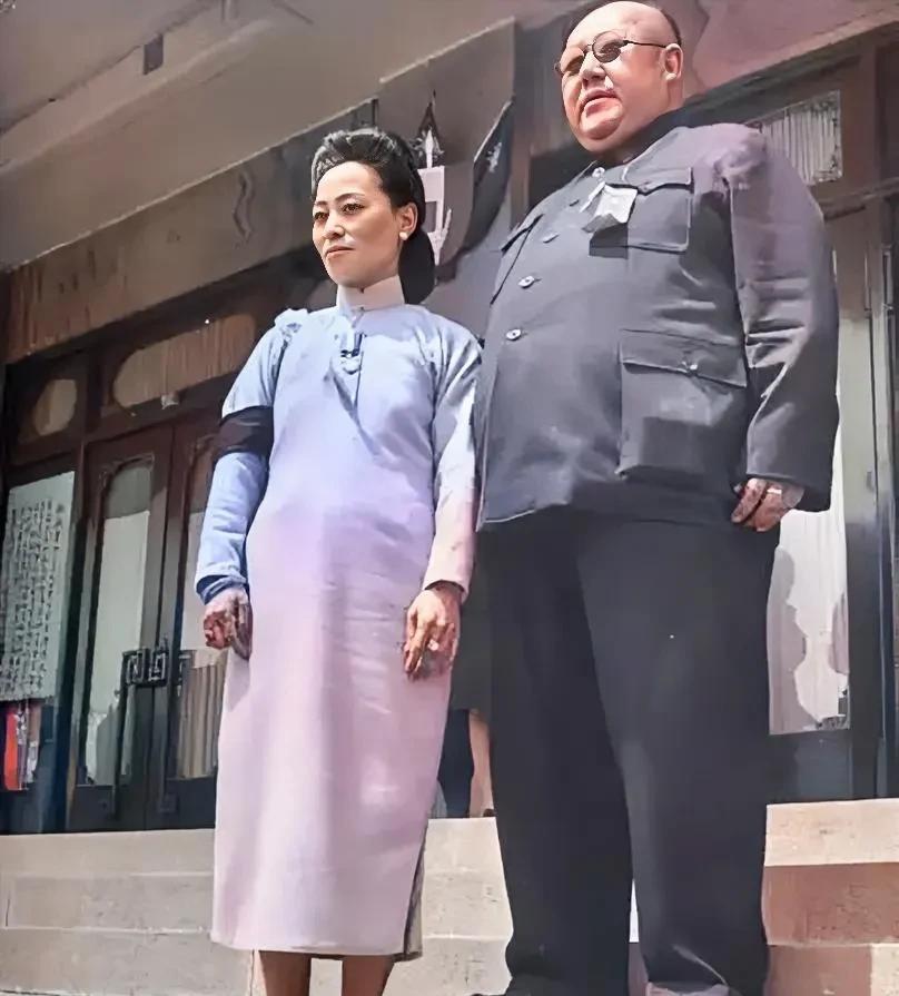 这才是<em>马鸿逵</em>的真实貌相，都看一下呗！这不是演员扮演的，而是1947年<em>马鸿逵</em>和他的