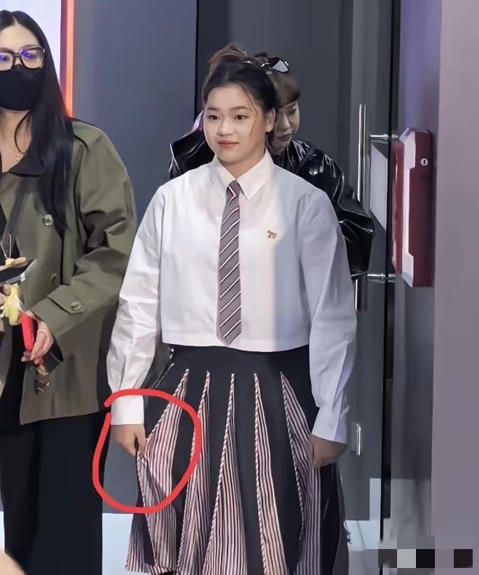 终于知道为啥全红婵看着显胖了，真不是不自律！最近她出席万家乐活动被不少人吐